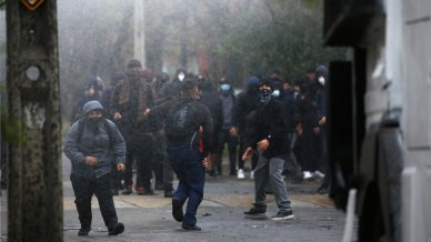 Menores imputados por molotovs en el INBA quedaron con arresto domiciliario y sujeción al Sename