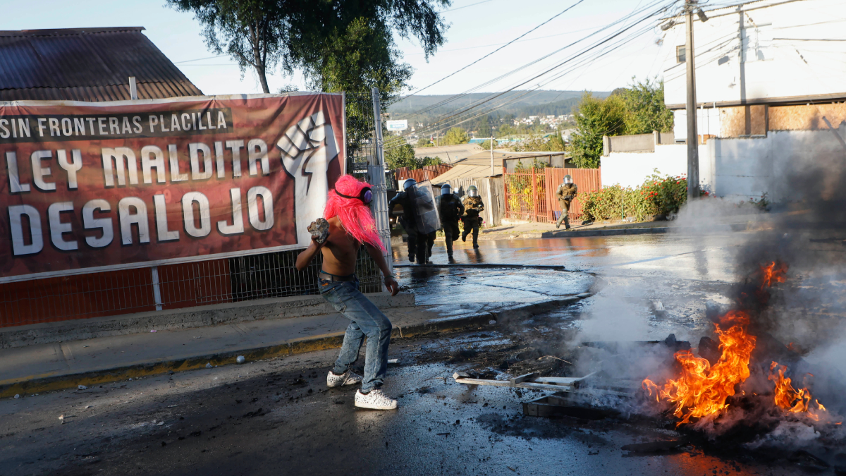 Barricadas y enfrentamientos en desalojo de Valparaíso