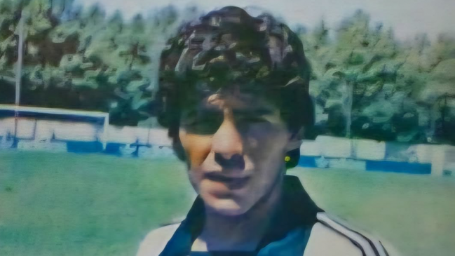 Colo Colo recordó el nacimiento de Diego Maradona con imagen del astro con la polera de los albos