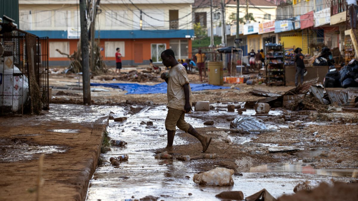 El potente huracán Melissa embate al Caribe, dejando devastación y tragedia.