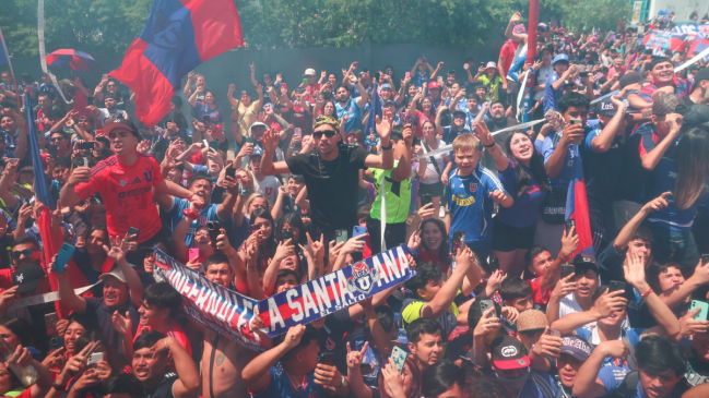 La U recibió masiva bienvenida de sus hinchas tras las semifinales de Copa Sudamericana