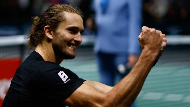 Zverev salvó dos bolas de partido contra Medvedev y se citó con Sinner en París