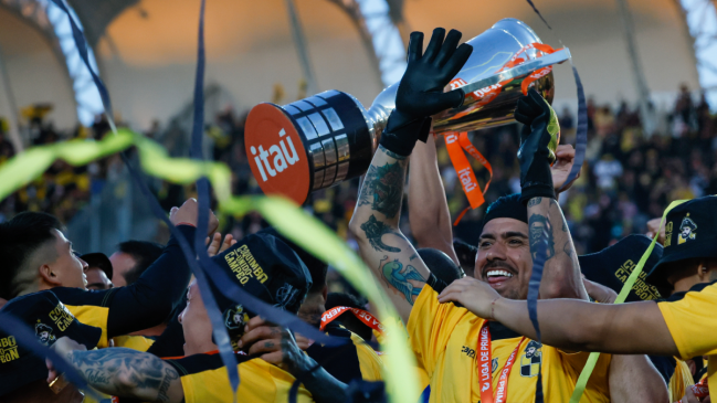 [VIDEO] Diego Sánchez y la reacción de Galani tras levantar el trofeo: Es de palo este h...
