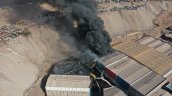 Bomberos de Iquique prevén controlar este martes incendio que afectó tres galpones de la Zofri
