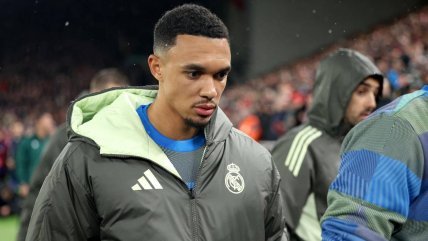   [VIDEO] Hinchada de Liverpool pifió a Trent Alexander-Arnold en su vuelta a Anfield 