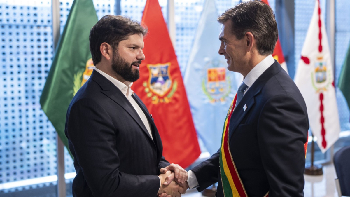 Histórico apretón de manos entre Boric y Paz en Bolivia