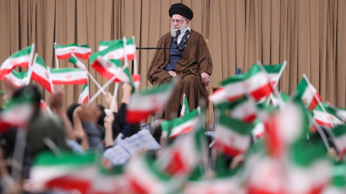 Irán mantiene su pulso nuclear y enfrenta una crisis interna profunda: un tablero geopolítico y social en ebullición