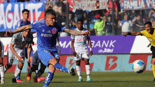 [VIDEO] Charles Aránguiz ejecutó con categoría y descontó de penal para la U ante Limache