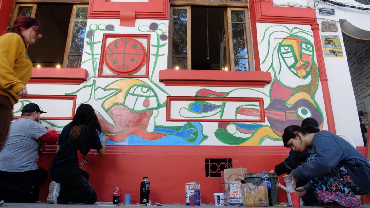 Alejandro “Mono” González recibe el Premio Nacional de Artes Plásticas: El muralismo que habla desde el pueblo y resiste la historia