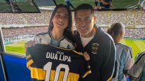 Dua Lipa asistió a La Bombonera y se llevó una camiseta de Boca personalizada