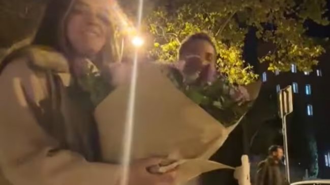 [VIDEO] Cita inolvidable en Barcelona: Messi se coló en romántico momento de una pareja