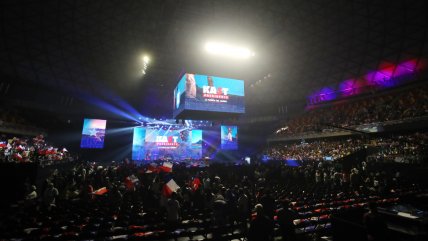 Kast cierra campaña en el Movistar Arena con puesta en escena al estilo Trump