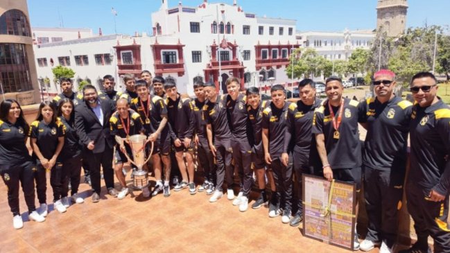 Plantel de Coquimbo Unido fue homenajeado en Plaza de Armas de La Serena