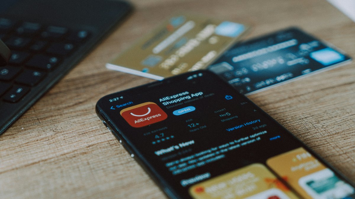 Francia enfrenta un escándalo por venta de muñecas sexuales con apariencia infantil: un debate que trasciende fronteras