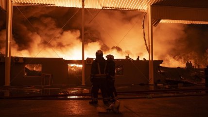   Continúa operativo para extinguir fuego en Ezeiza tras explosión que dejó 15 heridos 