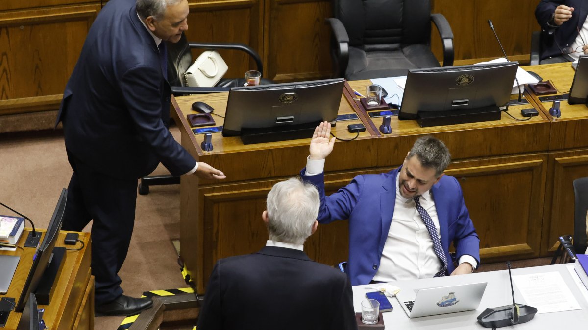 Senador Espinoza demanda a diputado Manouchehri por acusaciones de corrupción