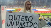 [VIDEO] Influencer rusa buscó novio latino en el amistoso ante Chile