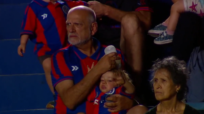 [VIDEO] Hincha de San Lorenzo tuvo divertido descuido con una mamadera en la galería