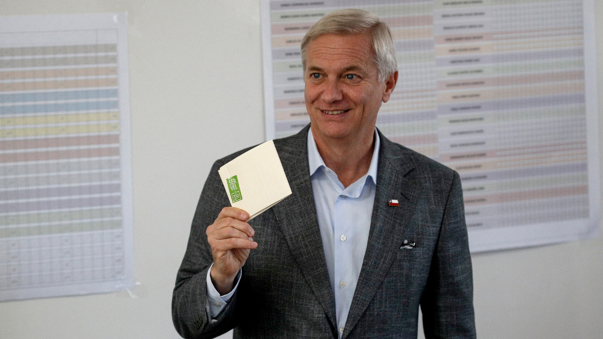 Kast llama a la unidad de la derecha: 