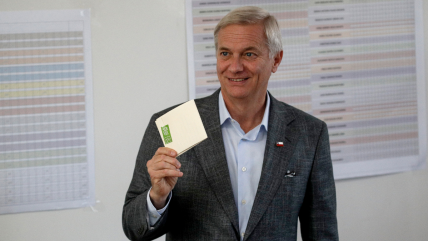 Kast llama a la unidad de la derecha: 