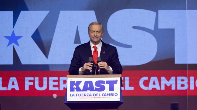 Kast llama a la unidad de la derecha: 