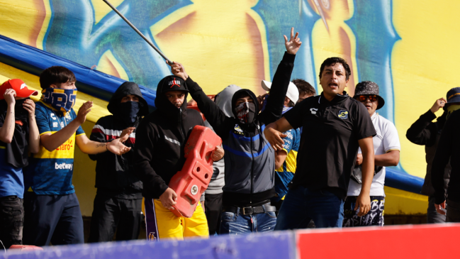 Everton aplicó severo castigo a 17 barristas identificados por la invasión ante la UC