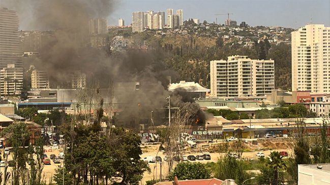 Incendio afecta a locales comerciales y genera colapso vial en el centro de Viña del Mar