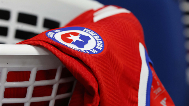 Nueva camiseta de La Roja tuvo recepción positiva entre los hinchas de la selección