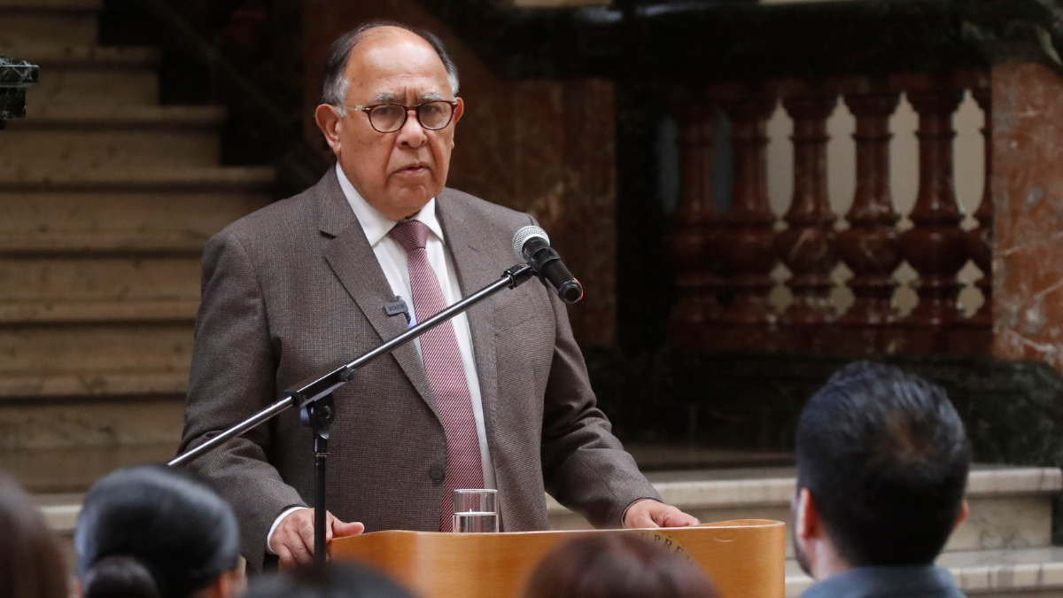 Diputados impulsan acusación constitucional contra el juez Simpertigue por viaje controvertido