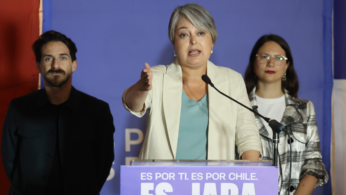 Jara acusa que Kast es un riesgo para Chile: la batalla por el coraje y la transparencia en la campaña presidencial