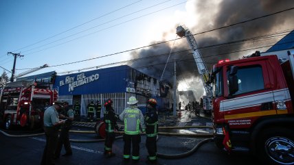   Incendio afecta a empresa de neumático en San Miguel 