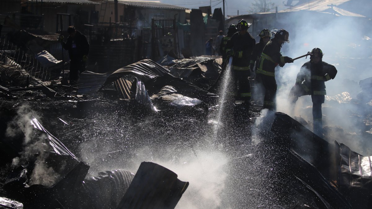 Incendio devastador afecta a familias en campamento de Maipú