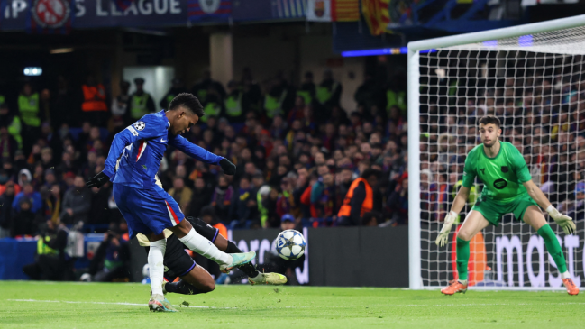 [VIDEO] Estevao se lució con un tremendo golazo para estirar la ventaja de Chelsea ante Barcelona