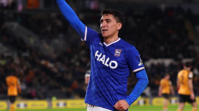 [VIDEO] Marcelino Núñez se vistió de delantero y anotó de cabeza en triunfo de Ipswich Town