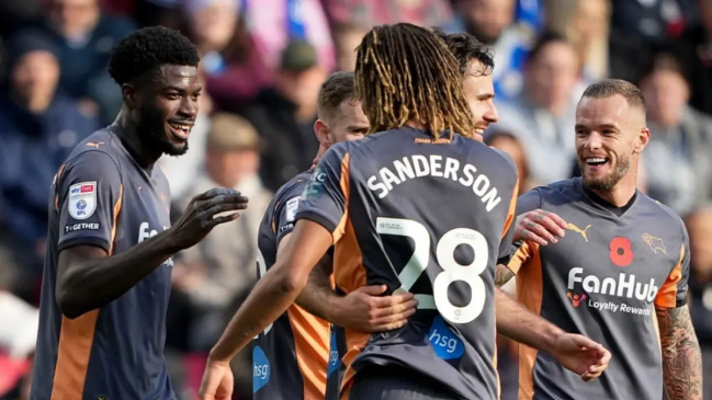 Brereton celebró en duelo de chilenos ante Vigouroux tras triunfo de Derby County ante Swansea
