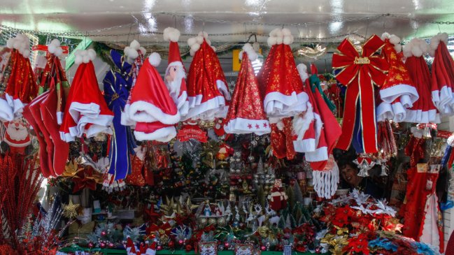 Desalojo de feria navideña ilegal terminó con disturbios y carabineros lesionados en Peñalolén