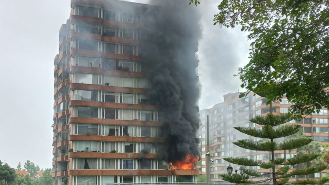 Incendio afecta a departamento en Vitacura y obliga a evacuar edificio