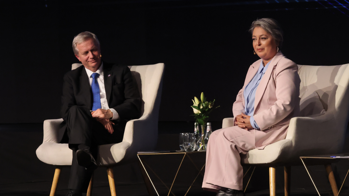 Kast lidera encuestas a dos semanas del balotaje presidencial