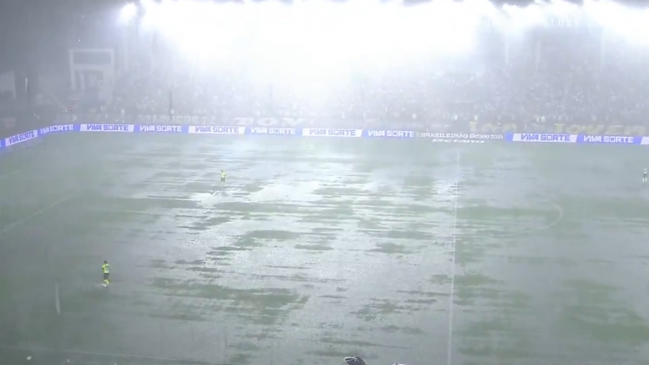 Un "diluvio" paralizó por casi dos horas el duelo de Vasco e Inter de Porto Alegre
