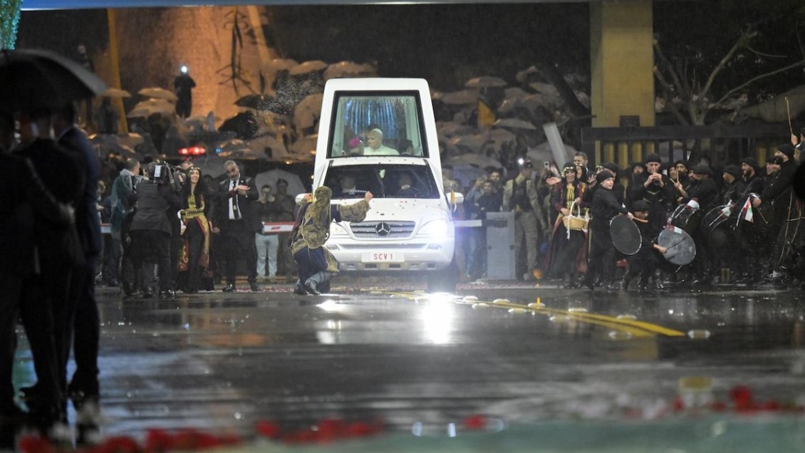 Miles de libaneses reciben al Papa León XIV con esperanzas de paz: un país dividido entre el anhelo y la desconfianza