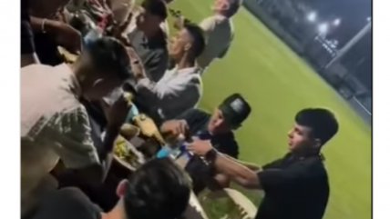   [VIDEO] Club argentino festejó el ascenso con gigantesco asado en plena cancha 