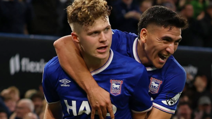   Marcelino Núñez aportó asistencia en victoria de Ipswich ante el líder de la Championship 