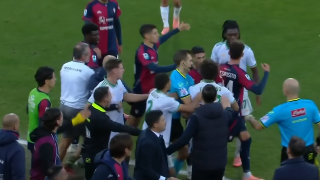 [VIDEO] Cagliari y Roma protagonizaron conato por intento de parar el juego acusando lesión