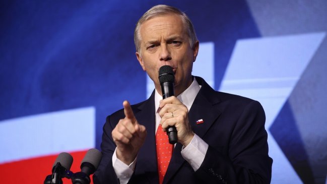 Tras críticas por indefiniciones y silencios, Kast promete "sorprender" en debate Anatel