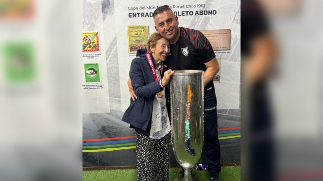 "Eres el pilar de mi vida": El emotivo festejo de Jaime García con su mamá tras ganar la Copa Chile