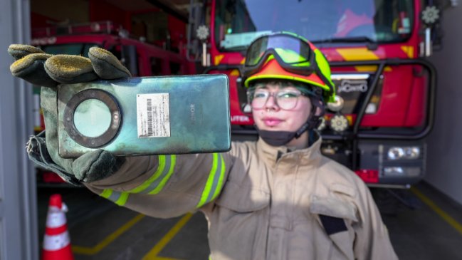 "Mi HONOR sobrevivió al fuego": bombera rescata su teléfono intacto tras combatir incendio forestal