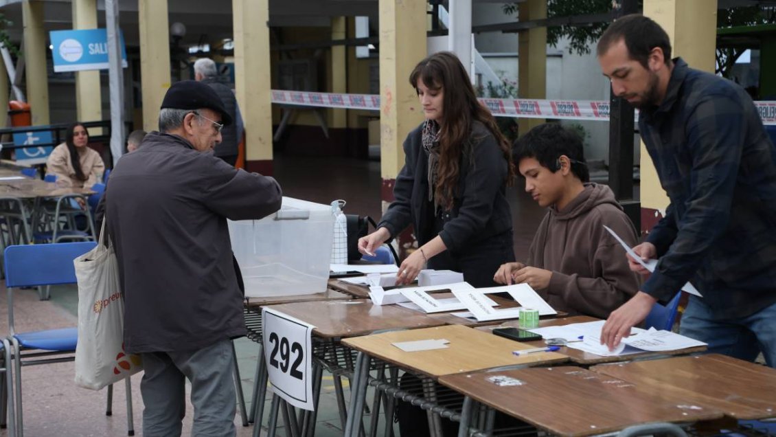 Balotaje presidencial: normalidad y chubascos débiles marcan la jornada electoral