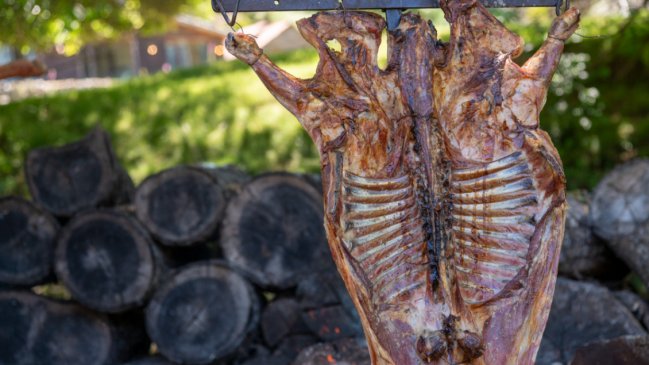 Cordero al palo figura en ranking de los 100 mejores platos del mundo