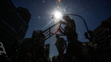 A preparar el sombrero y el agua: Pronostican 36° para este martes en la Región Metropolitana