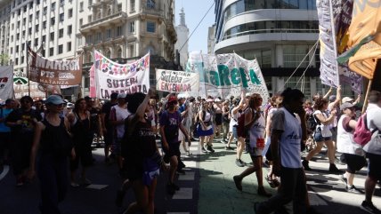 Desempleo en Argentina bajó a 6,6%, con 43,3 de trabajo informal